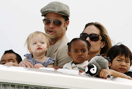 Foto x foto. - Página 2 Angelina+Jolie+y+Brad+Pitt-hijos-entre-entre