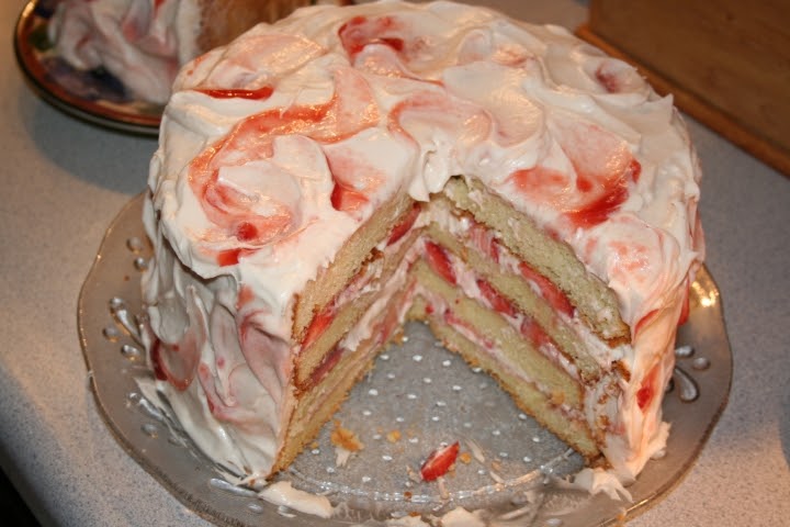 Christmas Vanilla Cakes: Vanilla Cake with Strawberry Cream Frosting