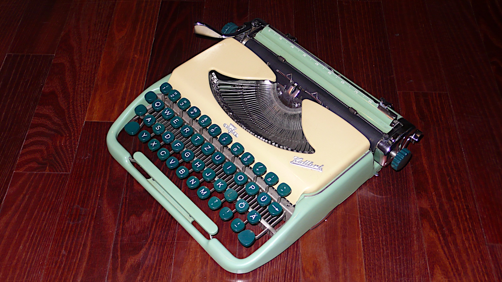 9.ai Typewriting and Fountain Pens von Zürich Groma Kolibri Typewriter