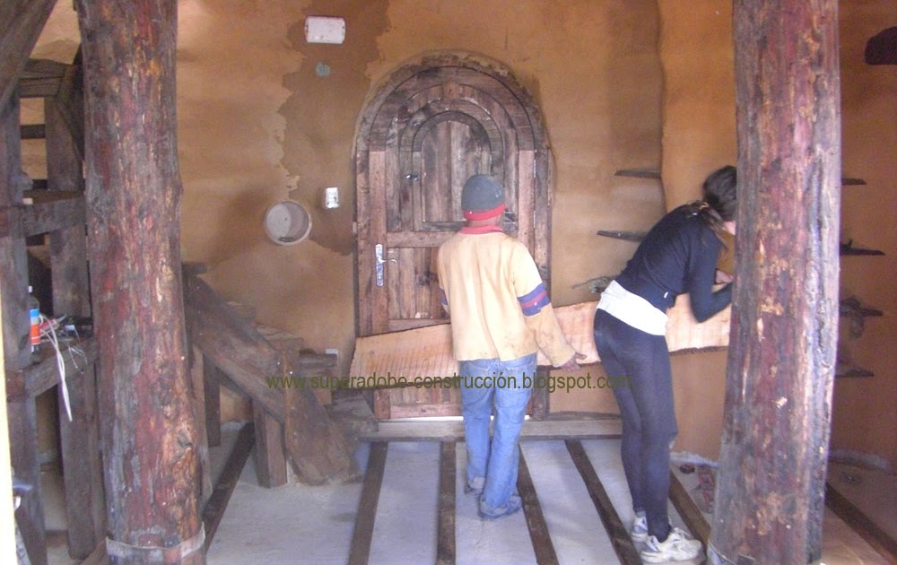 SuperAdobe: El piso de madera