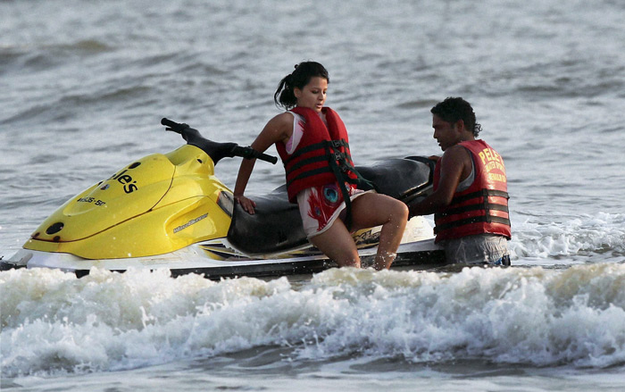 Dhoni and his Wife Sakshi Singh Rawat At Goa Beach
