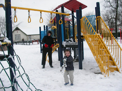 snowbound milton park portsmouth throwing snowballs