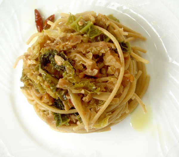 spaghetti integrali con verza, cipolle e noci