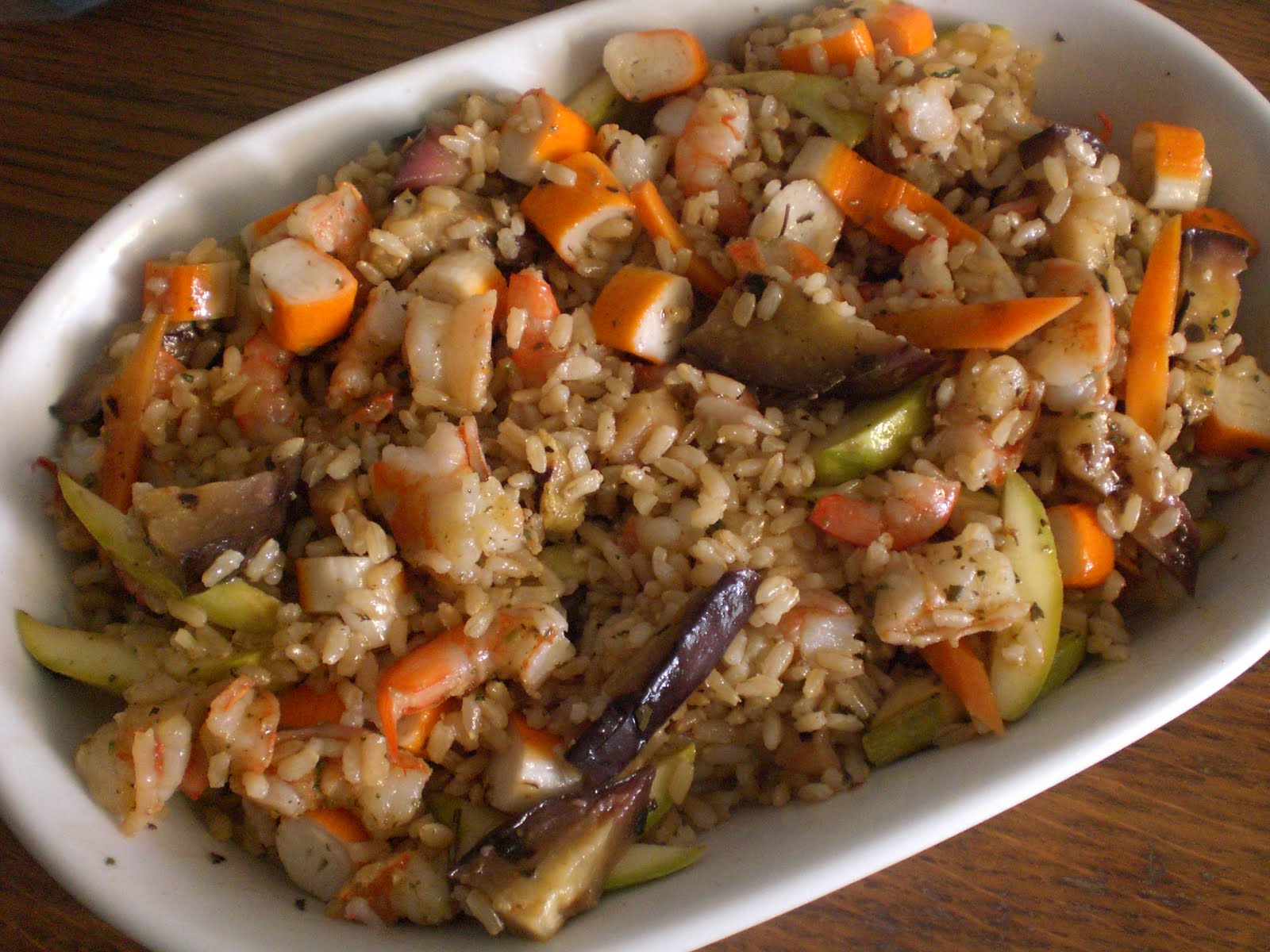 Giovane Cucina Insalata Di Riso Integrale Con Gamberi Surimi E Verdure Grigliate