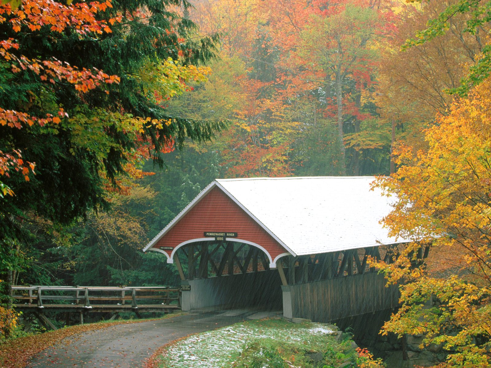 [Flume+Covered+Bridge+in+Autumn,+Franconia+Notch+State+Park,+New+Hampshire.jpg]