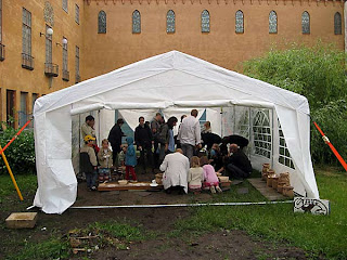 Ett tält på historiska museets innergård.