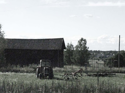 En gammal traktor i Rimbo.