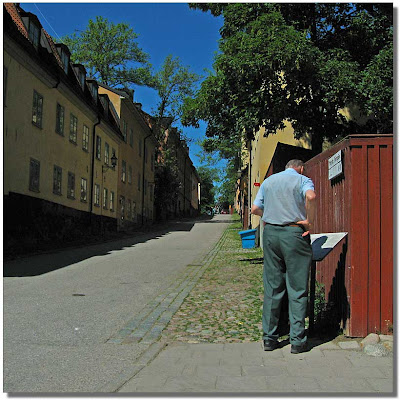 Här står en man och läser på en skylt.