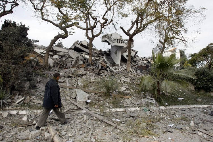 [Ein+Palästinenser+inspiziert+die+Überreste+seines+zerbombten+Hauses..jpg]