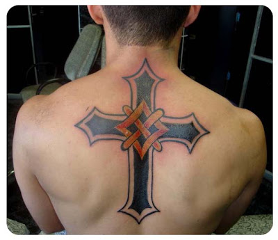 Cruz: Normalmente de simbologia religiosa, as tatuagens de cruz representam