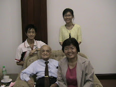 2006年独中3位老师与沈慕羽先生合影留念