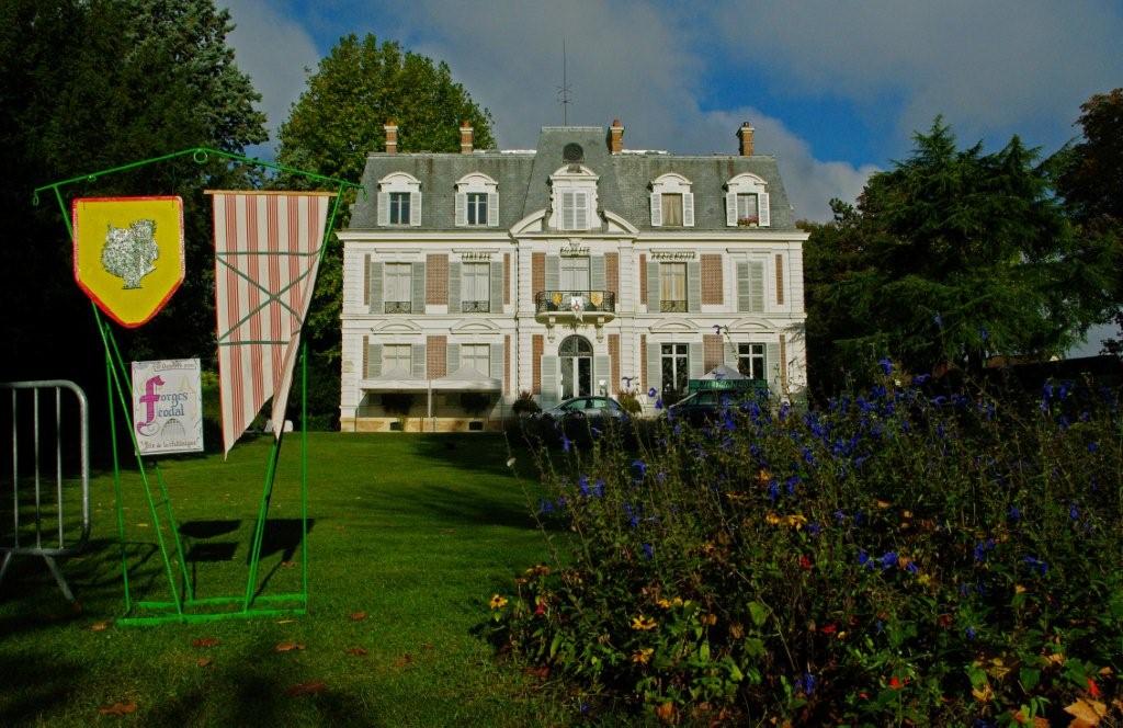 Charmes méconnus du Hurepoix . LES BAINS la mairie.