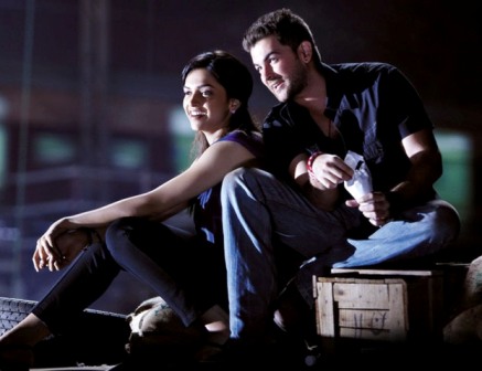 Lafangey Parindey Movie Reviews, Wallpaper, Story, Trailers, Release