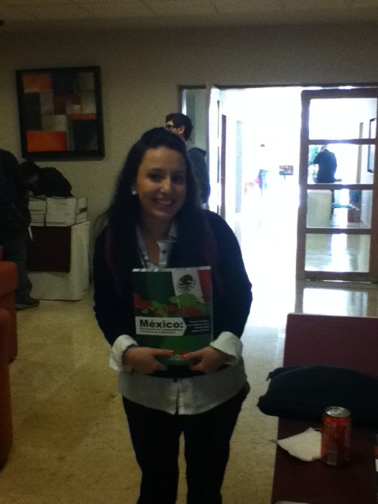 Tania recibe la publicacion de su ensayo en edición Bicentenario de la Universidad Regiomontana