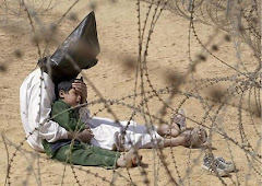 2003 سجين حرب عراقي يحاول تهدئة إبنه