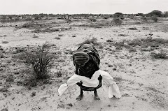أمُ صومالية تدفن إبنها الذيمات جوعاً1992