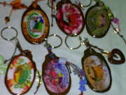 Llaveros Pili. El nombre es dedicado a la amiga que me inspiró y confió en . (llaveros madera )