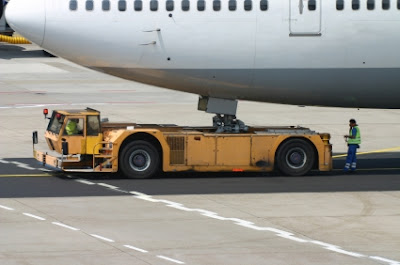 2007_11_airplane_tow1.JPG