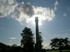 obelisc amb capitell corinti