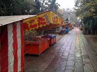 越谷市久伊豆神社の雨の七五三。