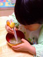 息子が箸を練習し始めた。