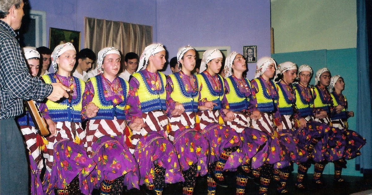 deregozu koyu albumu trabzon kanuni anadolu lisesinin erkek ve kiz horon ekibini calistiran deregozulu omer akcair