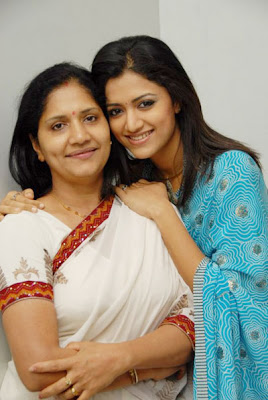 actress in hot saree photos