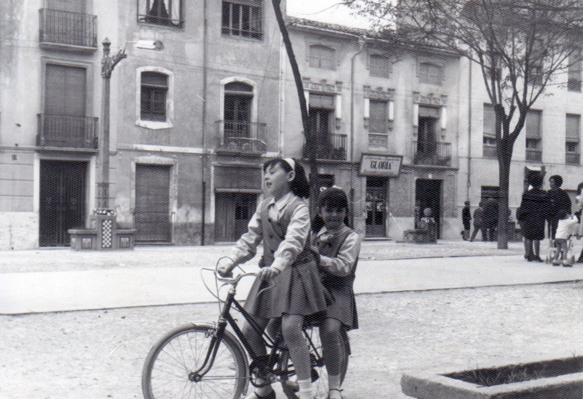 [1965-66+ELIA+E+ISABEL+ESTEVAN-PASEO.jpg]