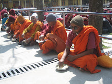 Mes tibetans dinant al temple
