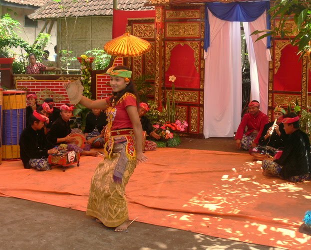 Tari Gandrung yang merupakan tarian adat Suku Sasak