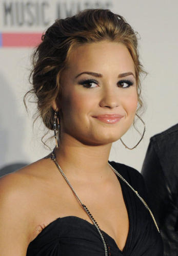 demi lovato cuts. Demi+lovato+cuts+herself+