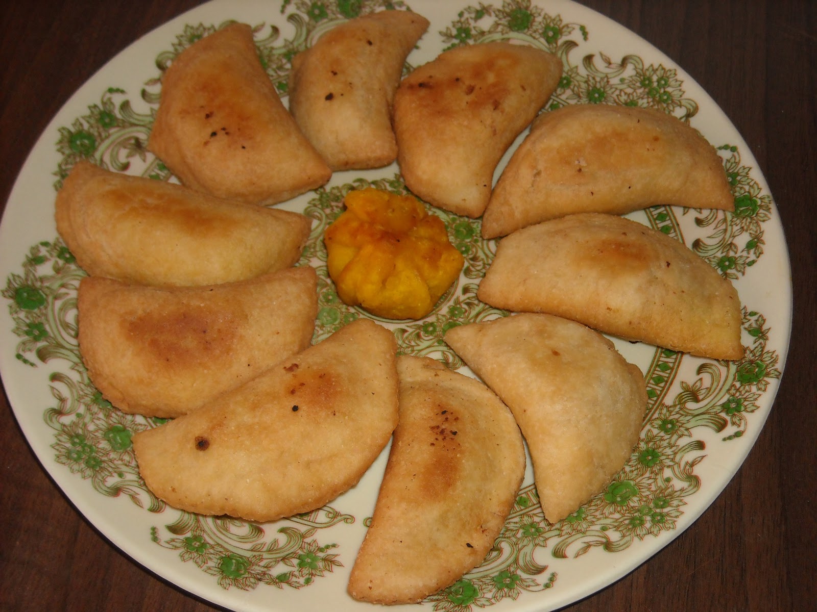 AMU'S RECIPES: Karanji (Olya naralachya karanjya)