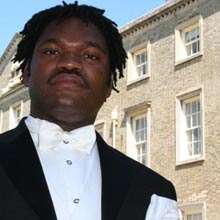 O cantor sul-africano de ópera Siphiwo Ntshebe, que cantaria na cerimônia de abertura da Copa do Mundo em junho, morreu na noite desta terça-feira (25) Morre tenor escolhido para cantar na abertura da Copa do Mundo