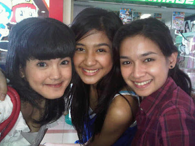 with friends #1 selain video porno tante dientot pepeknya? Lihat Juga