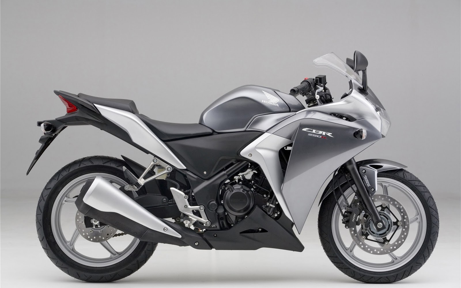 HONDA-CBR250R-2010-widescreen-04.jpg