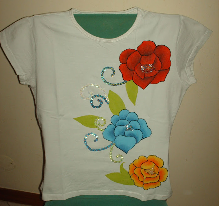 T-SHIRT ROSAS + LANTEJOULAS