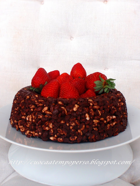 Corona di riso soffiato cioccolato mou e fragole Corona di riso soffiato cioccolato mou e fragole