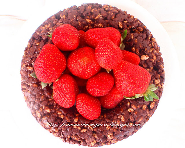 Corona di riso soffiato cioccolato mou e fragole Corona di riso soffiato cioccolato mou e fragole