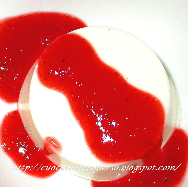 bianco mangiare o panna coppa con salsa di fragole bianco mangiare o panna coppa con salsa di fragole