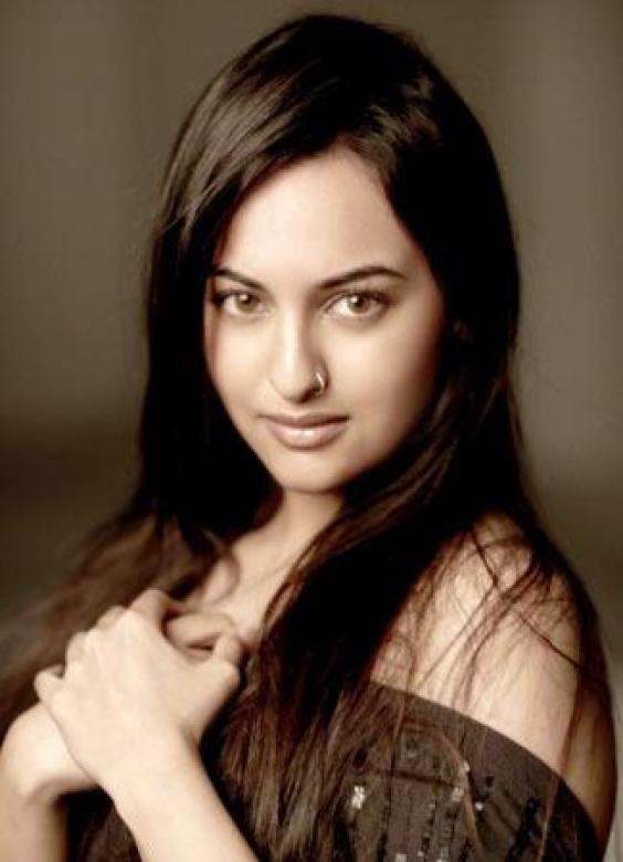 hot wallpaper of sonakshi sinha