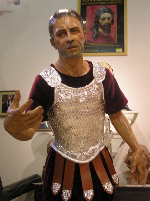 Adornos, Casco, Coraza y Espada de Romano, realizados en metal repujado y plateado, 2010.