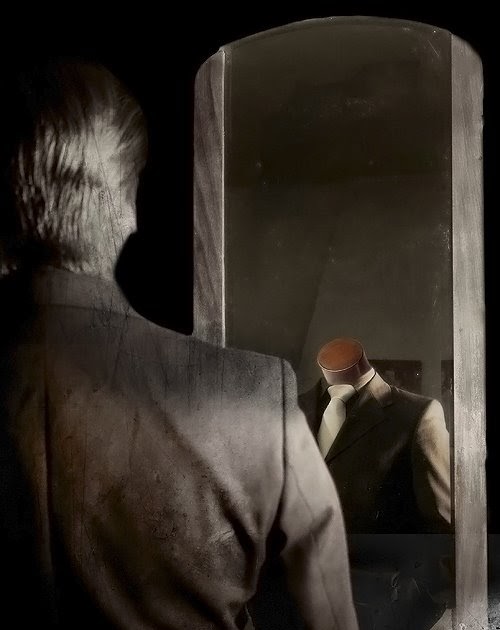 Resultado de imagem para rosto vazio no espelho