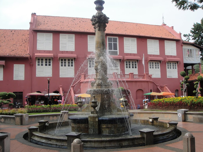 Stadhuys and the fountain made for QUEEN VICTORIA who died in 1904