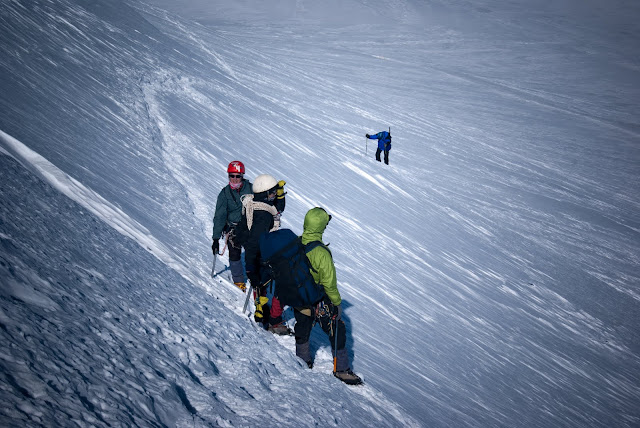 Альпинисты поднимаются на Казбек 