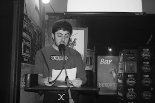 Juan leyendo