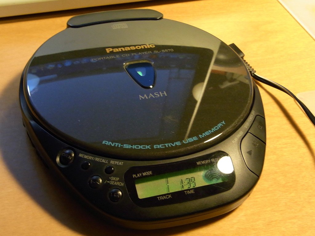 卓上オーディオ (Tabletop Audio): ポータブルCDプレイヤー(Panasonic SL-S570)