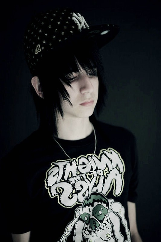 Cool Emo hairstyles for hot emo boys for 2010. Check the pics below for more 