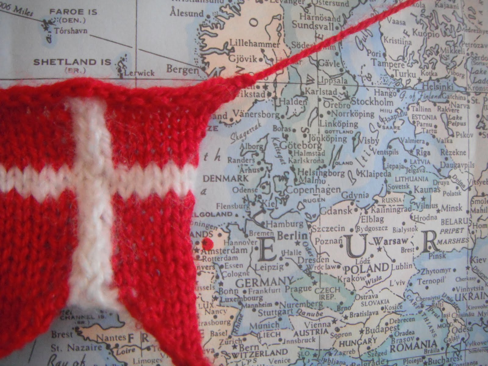 Honey Nutbrown’s: Knitting! Danish Flag Garland - Danske Flag