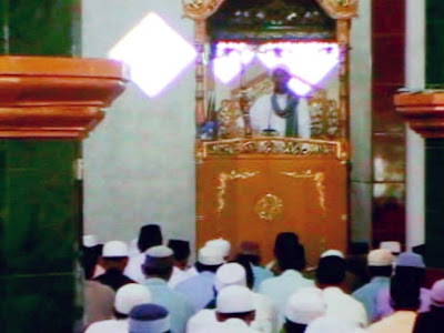Muadzin mengumandangkan adzan sebagaimana halnya adzan dzuhuR.