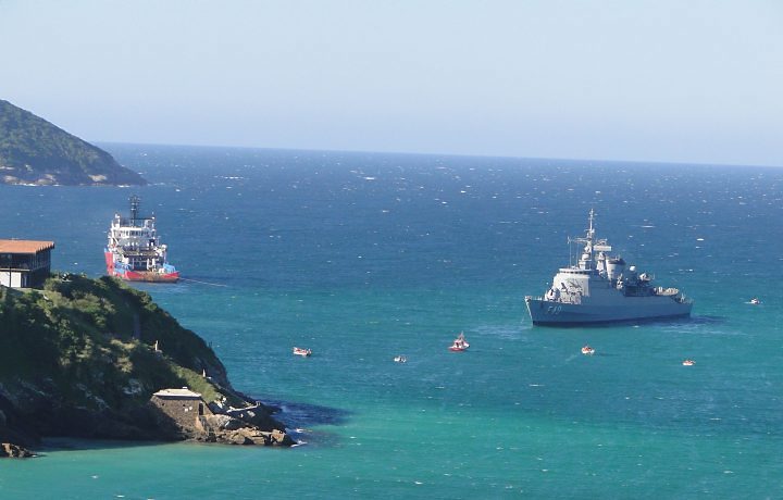 Fragata da Marinha encalha em Arraial do Cabo